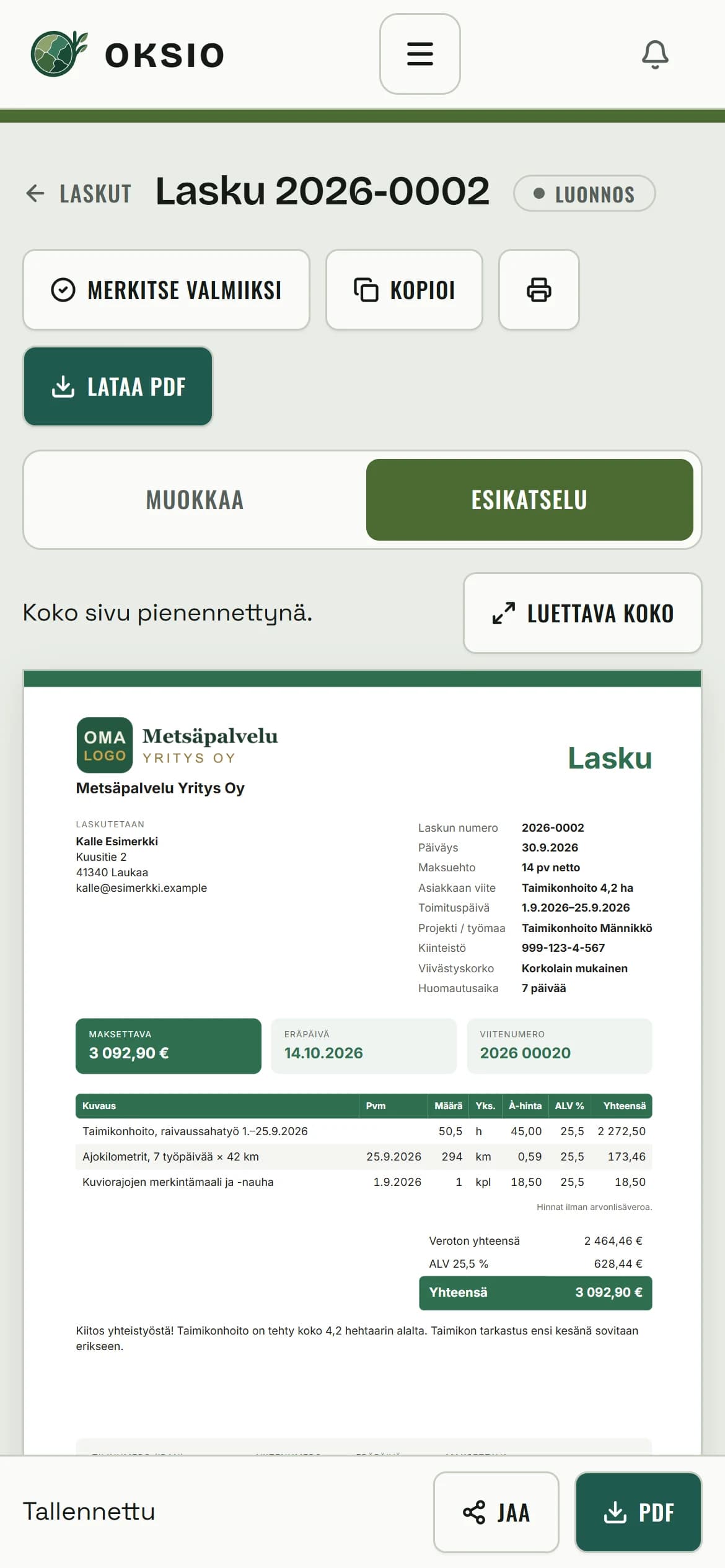 Lasku 2026-0002 puhelimessa Esikatselu-välilehdellä: Merkitse valmiiksi, Kopioi ja Lataa PDF, alla laskun esikatselu OMA LOGO -paikkoineen, maksettava 3 092,90 € ja eräpäivä 14.10.2026, alapalkissa Tallennettu, Jaa ja PDF.