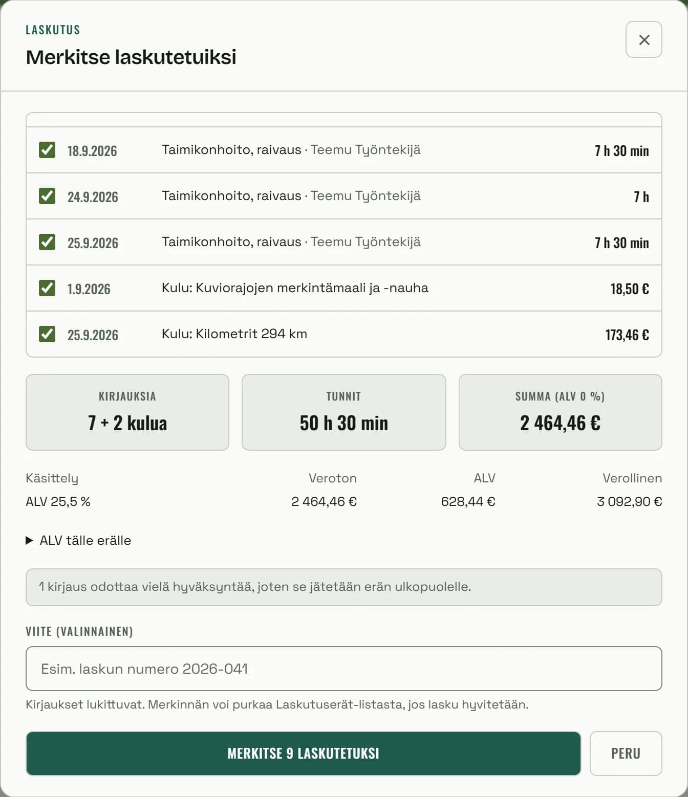 Merkitse laskutetuiksi -ikkuna: Teemu Työntekijän taimikonhoitopäivät sekä kulut kuviorajojen merkintämaali ja -nauha 18,50 € ja kilometrit 294 km 173,46 €; kirjauksia 7 + 2 kulua, tunnit 50 h 30 min, summa 2 464,46 € (alv 0 %), ALV 25,5 % 628,44 € ja verollinen 3 092,90 €. Yksi hyväksymätön kirjaus jää erän ulkopuolelle.